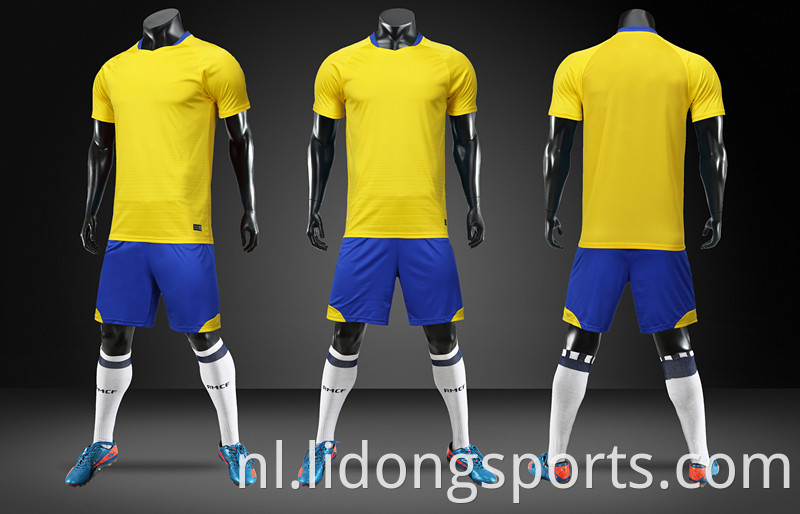 Aangepast nieuw ontwerp goedkope sublimatie printen OEM Logos voetbal jersey slijtage voor voetbalclub uniform kits